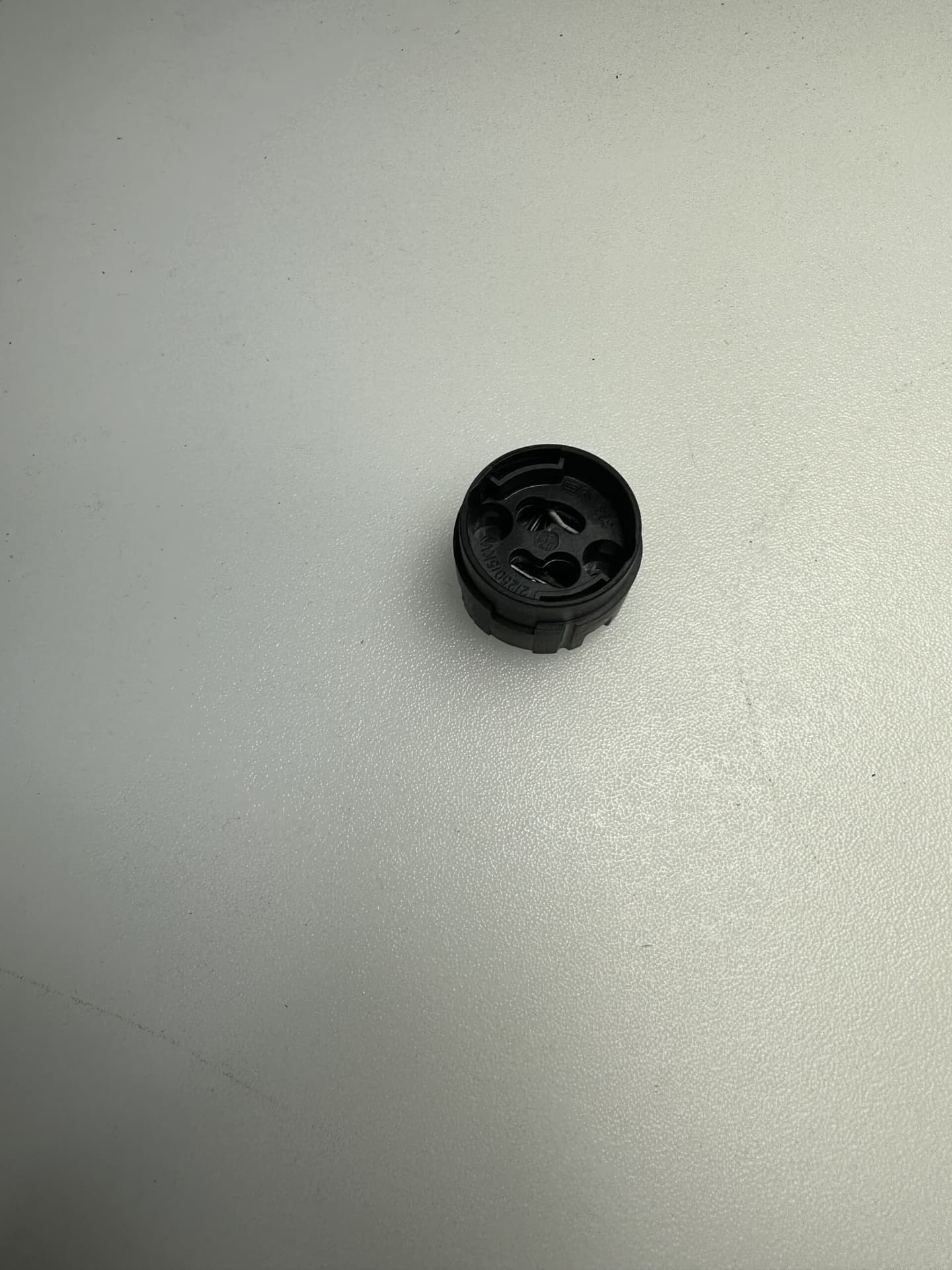 TLB GX10 Plastic Lamp Holder - Compact Base